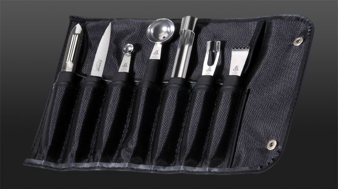
                    Garnierset voll klassischer Küchenwerkzeuge in robuster Nylon-Rolltasche