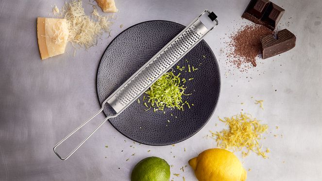 
                    Perfekt geeignet ist die Zesterreibe für sauberes Abreiben von Zitrusfrüchten; dank ihrer Länge ist sie sehr effizient