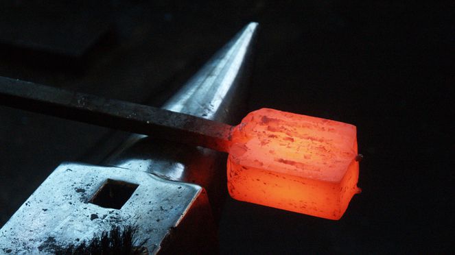 
                    Поварской нож из дамасской стали изготавливается из двух сортов стали
