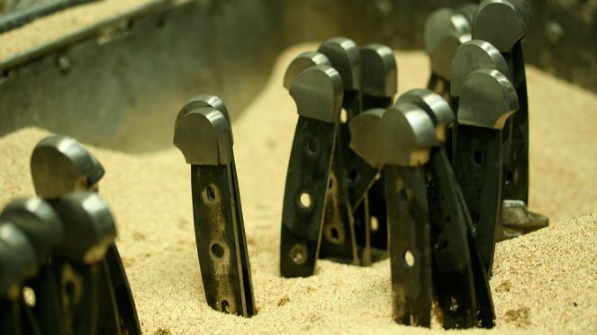 
                    Messer Güde beim Kühlen im Sand