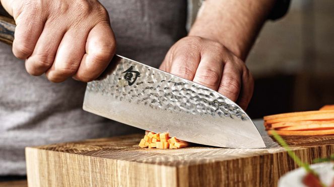 
                    Micha Schärer with Santoku Kai knife