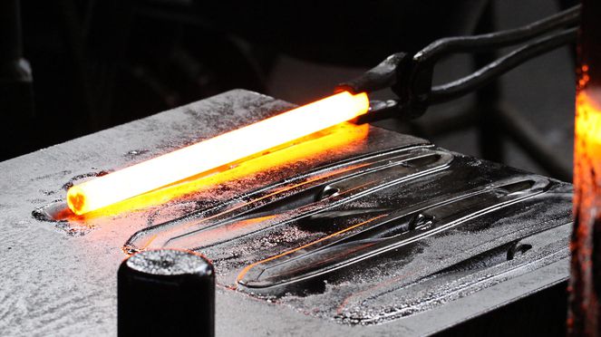 
                    Steakbesteck mit Löffel Esche schmieden im Emmental