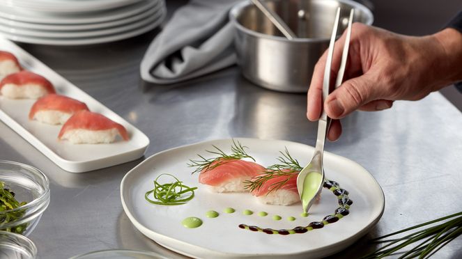 
                    Pince à décorer innovante avec cuillère spécialement formée pour placer avec précision les ingrédients liquides