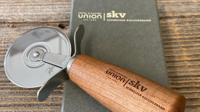 
                    Gravur auf Holzgriff und Kartonbox