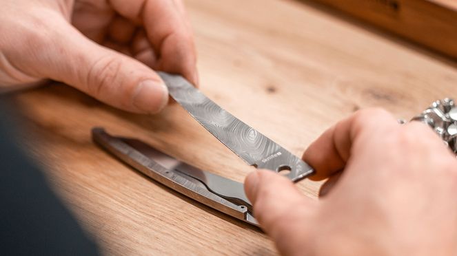 
                    Taschenmesser Volldamast goldfarbig aufwendig gefertigt