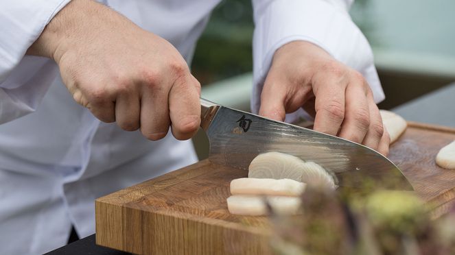 
                    Cutting with the Nagare Santoku