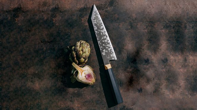 
                    Ensei Kiritsuke von Kai, die einen Teilerlös in die Kochnachwuchsförderung investieren