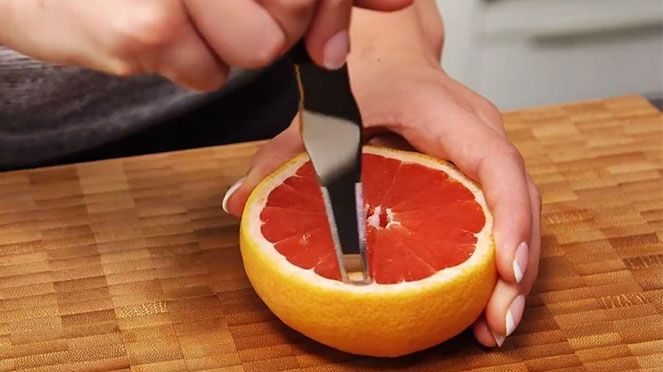 
                    triangle Grapefruitmesser im Einsatz