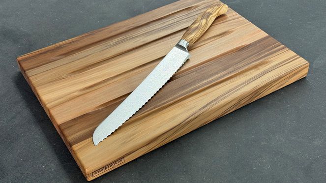 
                    The bread/cheese board and the Wok bread knife are a perfect duo