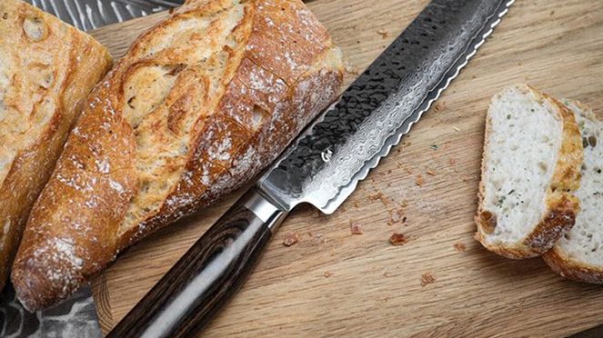 
                    Le couteau à pain Tim Mälzer avec surface martelée