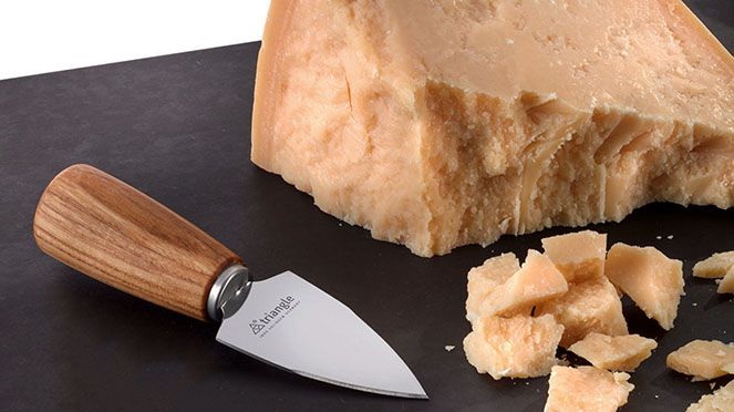 
                    Le couteau à parmesan pointu triangle® est idéal pour casser le parmesan