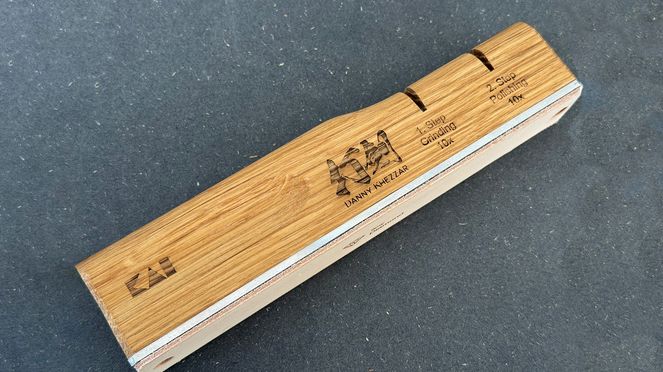 
                    Einfach bedienbarer «all in one» New Edge Messerschärfer by Danny Khezzar: für Kai in Eichenholz hergestellt