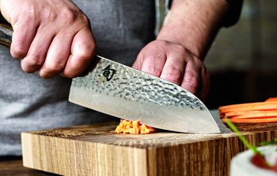 Shun_Premier_Maelzer_Santoku02_beschnitten.jpg