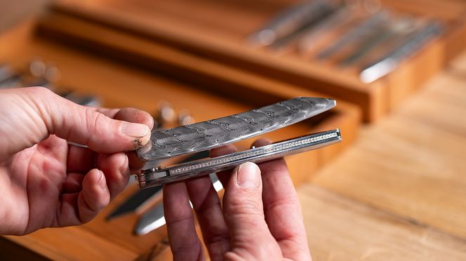 
                    Assemblage du couteau de poche damas plein diamant