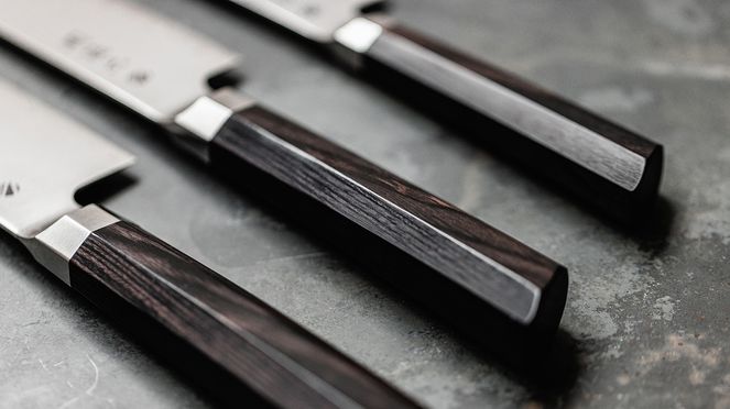 
                    Kaname Kiritsuke 15 cm mit schwarz-gemasertem Pakkaholz-Griff