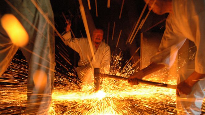 
                    Schmiedeprozess des Nagare Black Allzweckmessers