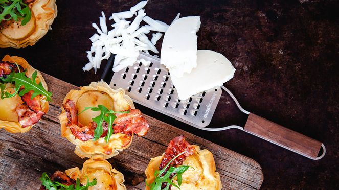 
                    Extra Coarse Grater with goat cheese