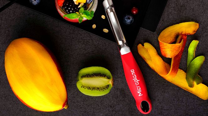 
                    L'éplucheur professionnel dentelé pour éplucher des fruits