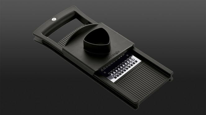 
                    La râpe à julienne équipée d'un poussoir passe au lave-vaisselle